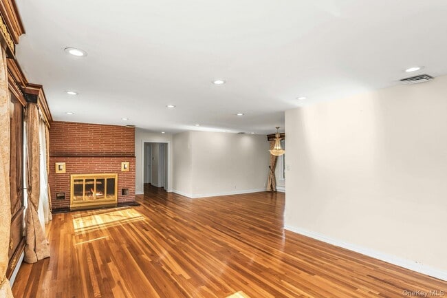 Building Photo - 260 Oak Ridge Ln