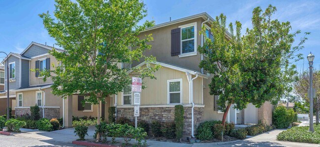Building Photo - Modern, Move-In Ready Home with Attached 2-Car Garage