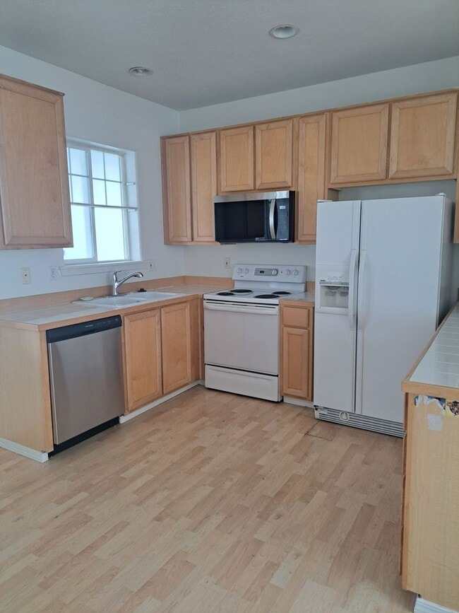 Building Photo - Fresh 3 bedroom - New Carpet new paint in Quatama area