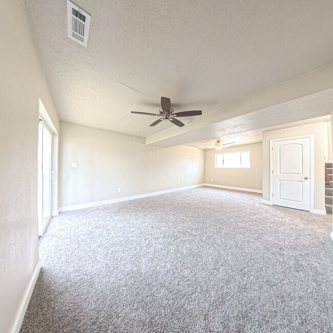 Building Photo - Charming 3 bedroom 2 bathroom home