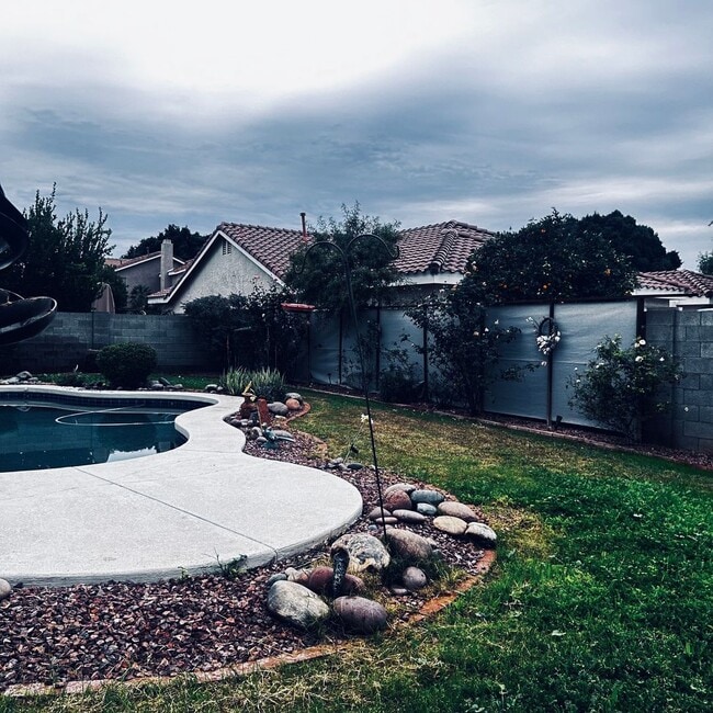 Building Photo - 4 Bedroom Corner Lot Great Location