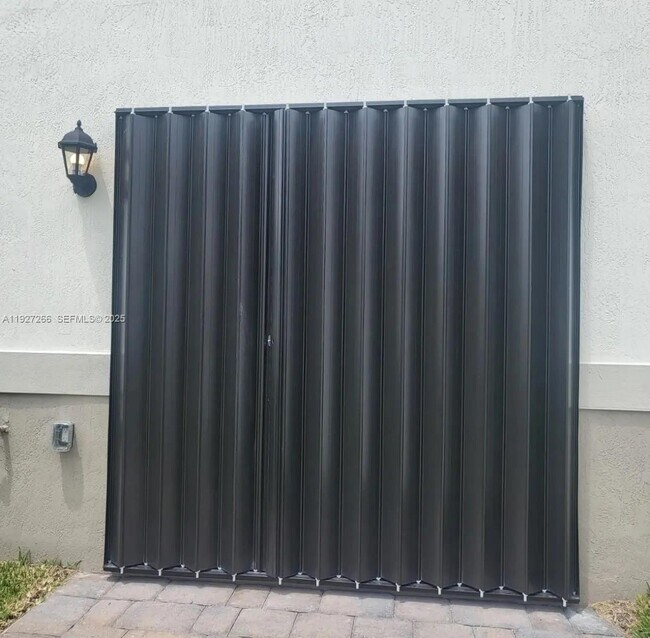 Building Photo - 1137 SW 6th Ct