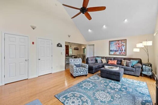 Building Photo - Spacious & Comfortable 4 Bedroom House - C...