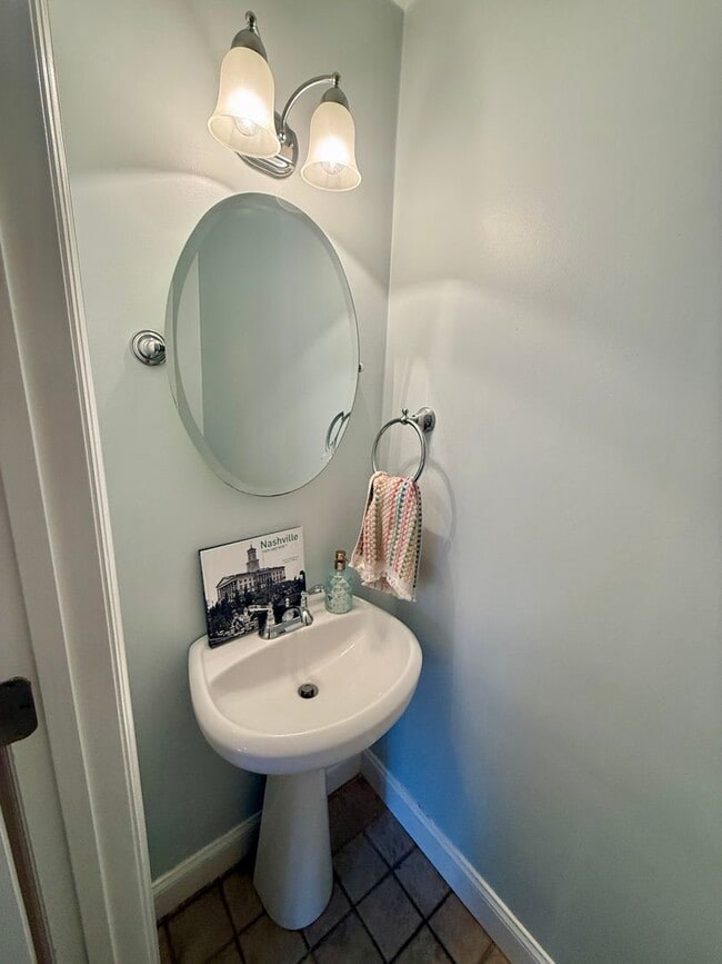 Building Photo - Walkable Green Hills Condo- 2 Bed 1.5 Bath $2000/mo