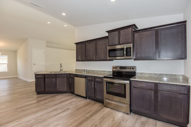 Building Photo - 4 Bedroom/2 Bath