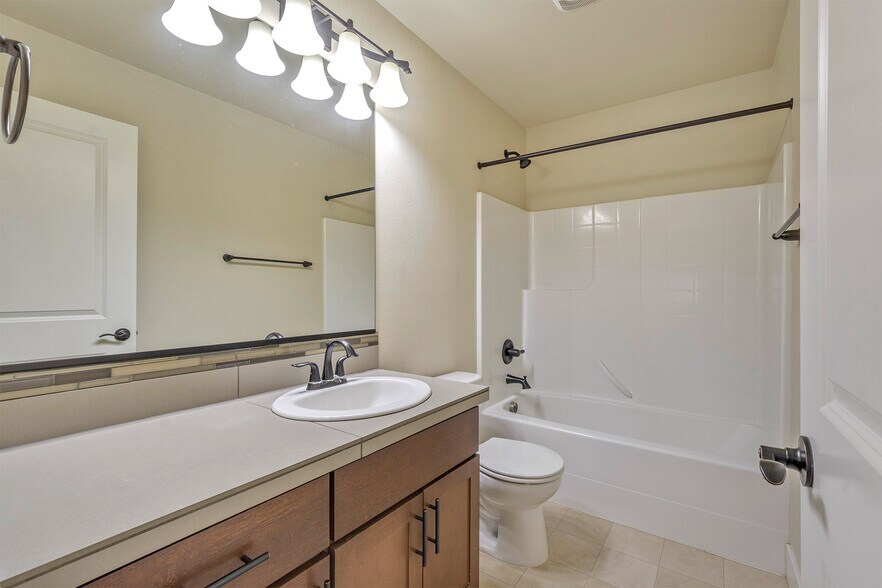Building Photo - 476 NE 76th Ave