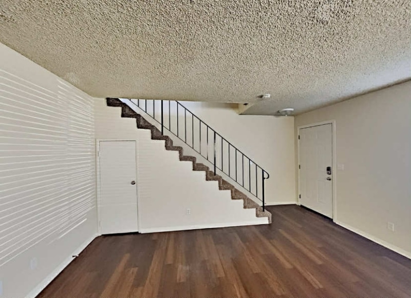 Building Photo - 1075 E 71st St