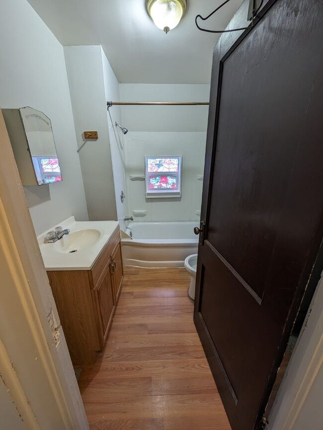 Building Photo - Spacious 2 bedroom 1 bath Home\