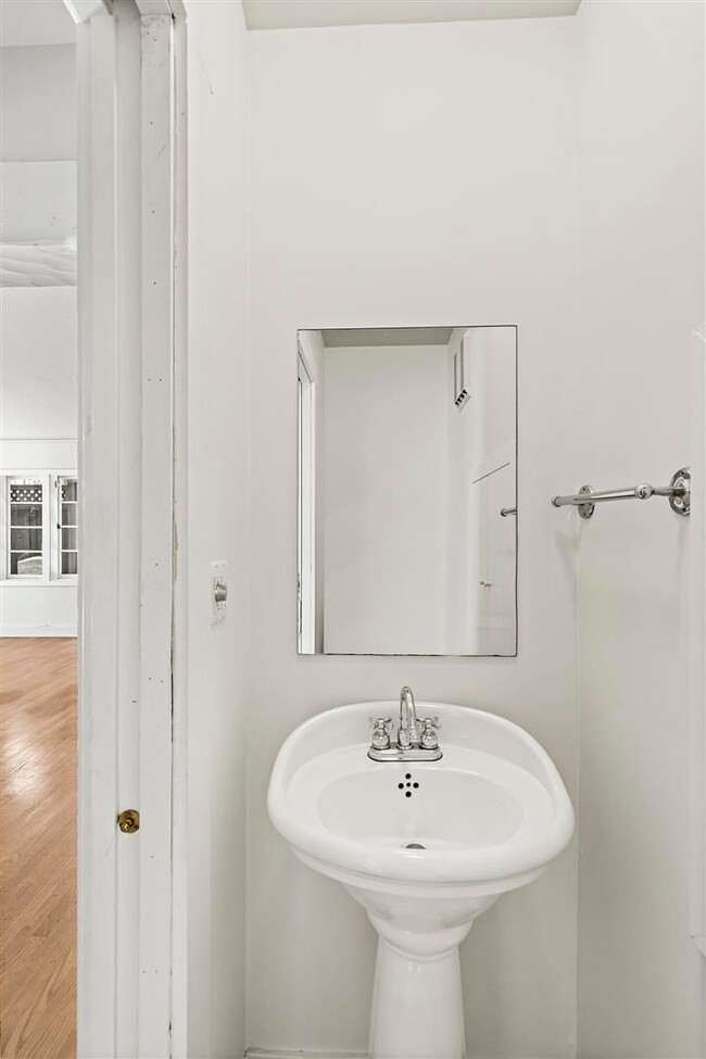 Building Photo - Large, Beautiful Upper Piedmont Home