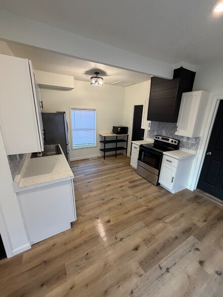 Building Photo - 2451 Chelsea Ave