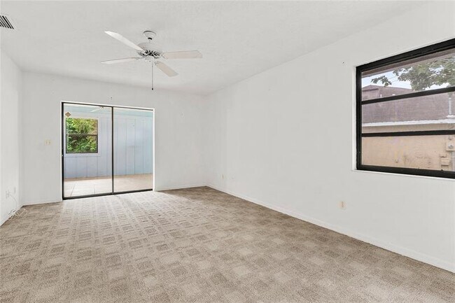 Building Photo - 2041 SE Floresta Dr