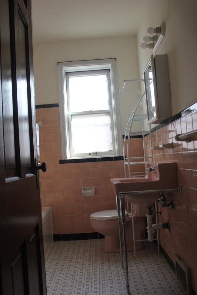 Building Photo - 5021 Oleatha Ave