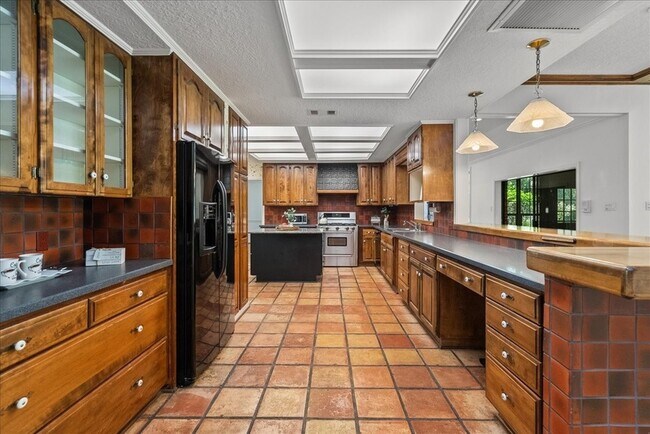 Building Photo - 3415 Bayou Dr E