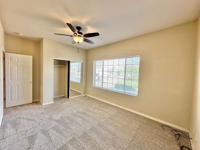 Building Photo - Beautiful 3 bedroom, 3 bathroom home with ...