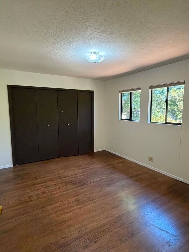 Building Photo - 775 Hillcrest Way