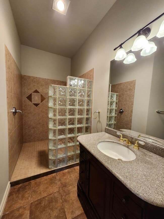 Building Photo - 718 Briarwood Dr