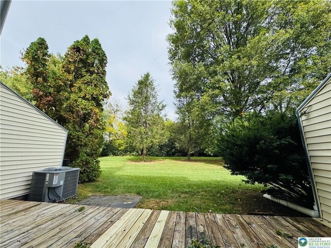 Building Photo - 102 Quaker Dr