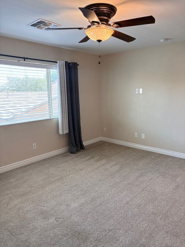Building Photo - **STUNNING 4 BEDROOM/3 BATHROOM/2 CAR GARAGE/GATED COMMUNITY HOME IN MESA (SOUTHERN & LINDSAY)**