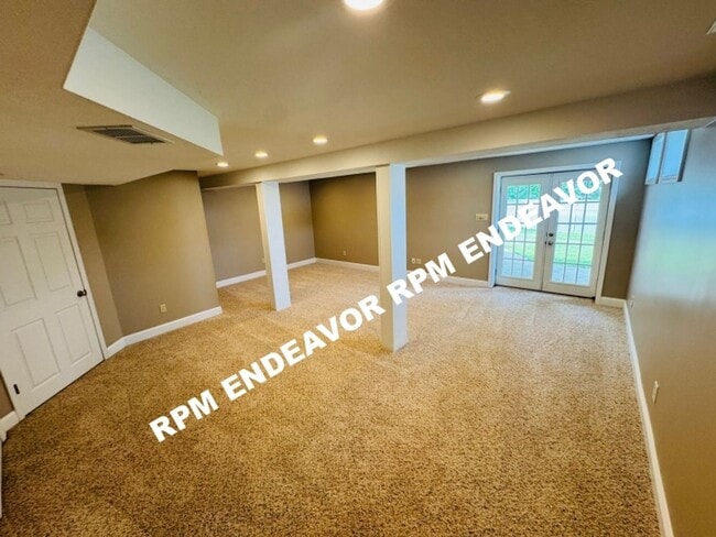 Building Photo - Beautiful 3BR/2.5BA Rental with Garage, Fe...
