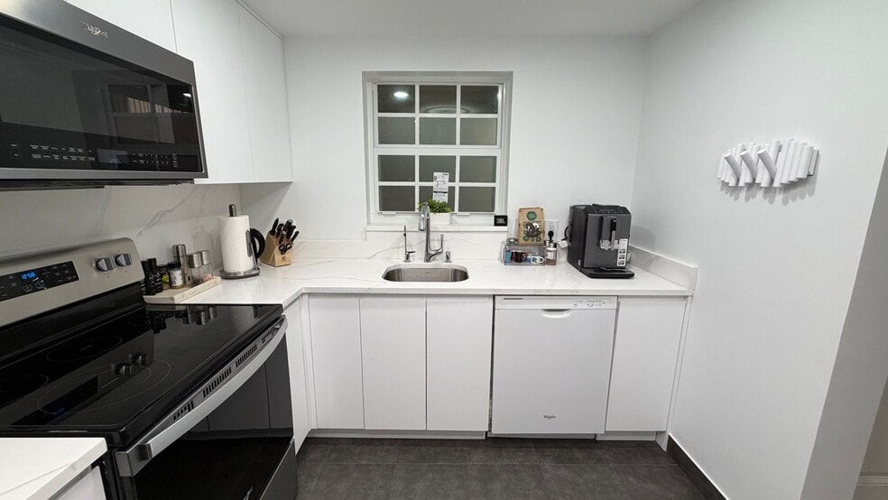 Building Photo - 610 Tennis Club Dr