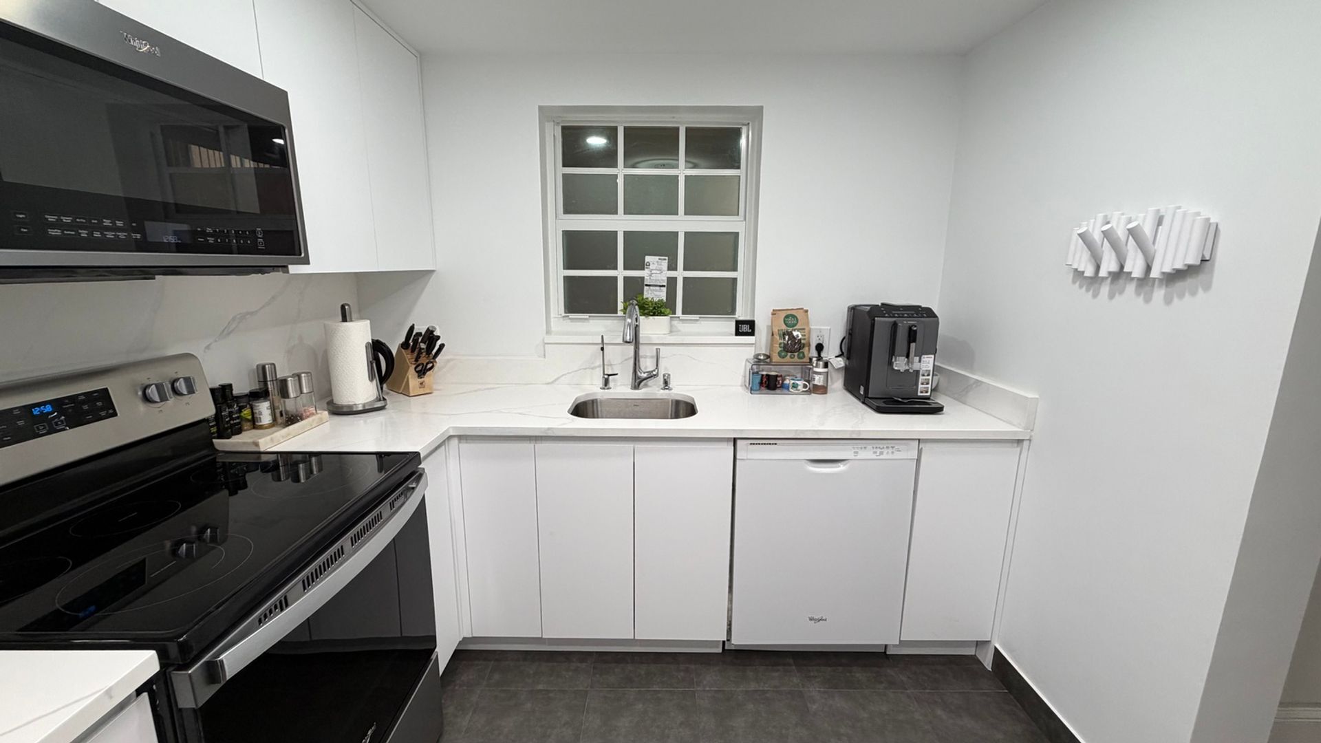 Building Photo - 610 Tennis Club Dr