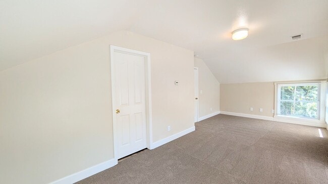 Building Photo - GREAT DOWNTOWN LOCATION!! GATED PARKING!