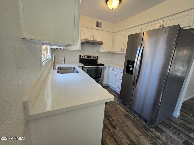 Building Photo - 715 N Arrowhead Dr