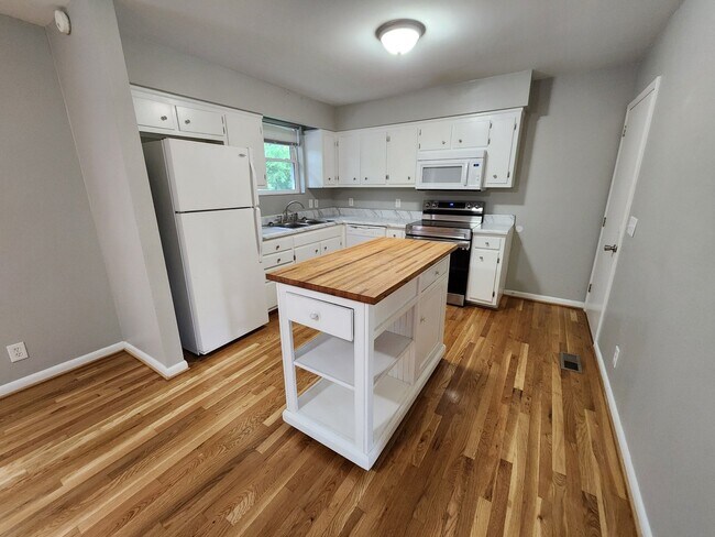 Building Photo - COMING SOON... Spacious 3R/1.5BA in Wilson...