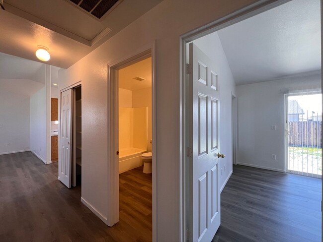 Building Photo - Cute Home in Donner Trail Estates.