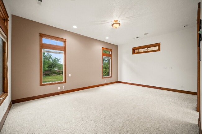 Building Photo - "Spacious 4-Bedroom, 4.5 Bathroom 4792 sq. ft. Retreat with Scenic Views and Cozy Fireplace in St...