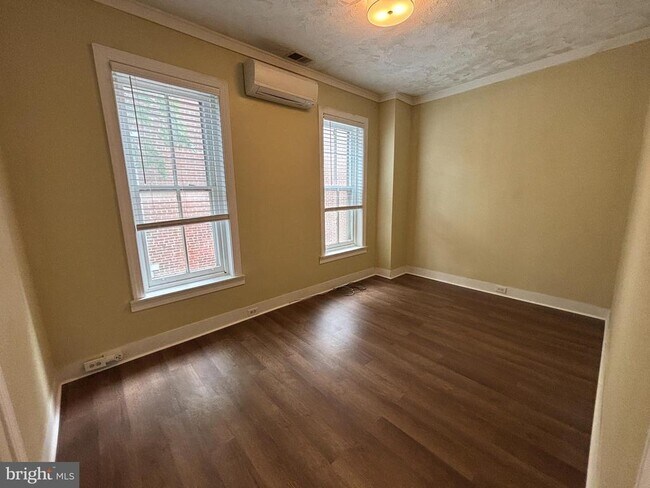 Building Photo - 130 E 4th St