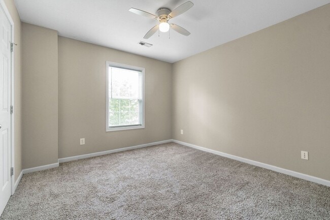 Building Photo - 2 Bedroom 1 1/2 Bathroom Townhome!