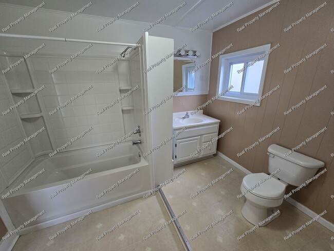 Building Photo - 2 Bedroom 2nd Floor Apartment