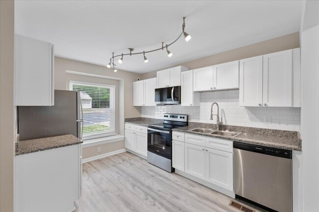 Building Photo - Charming 2 Bedroom/1 Bath Townhome in Henr...