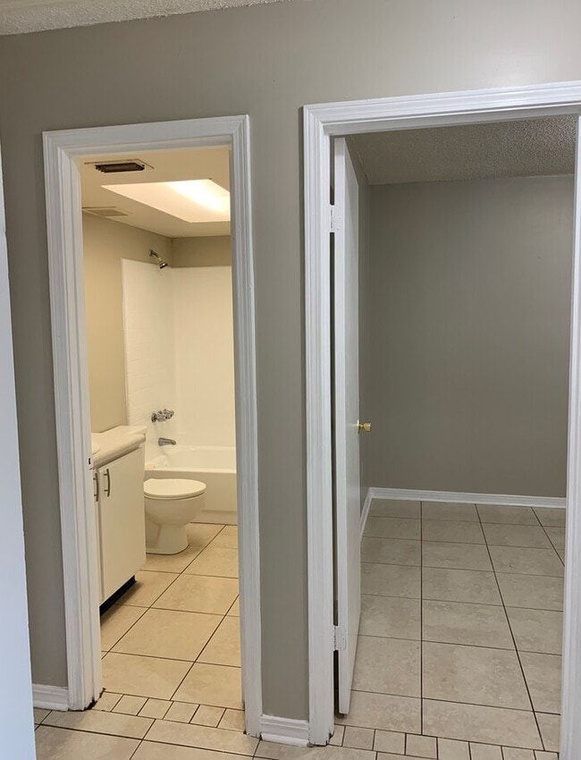 Building Photo - Spacious 2 Bed/2 Bath Single Story Townhom...