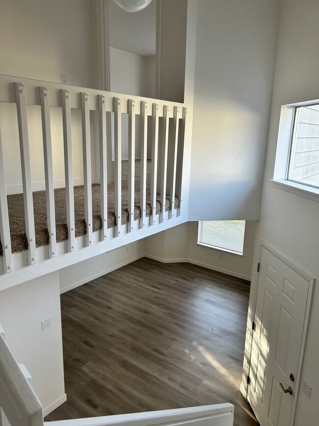 Building Photo - Large 2 Bed Duplex with Walk In Closets/Pr...