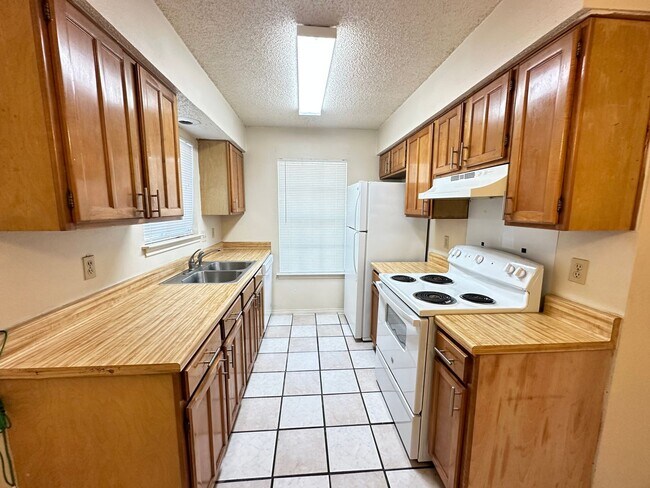 Building Photo - Charming 2-bedroom 1 bath 1 car garage loc...