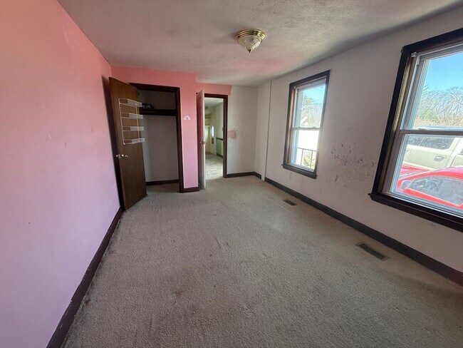 Building Photo - 182 E Main St