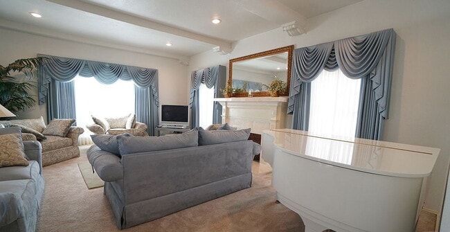 Building Photo - 3-Bedroom with 2 Baths and Spacious 2002 Sq Ft in Los Angeles!