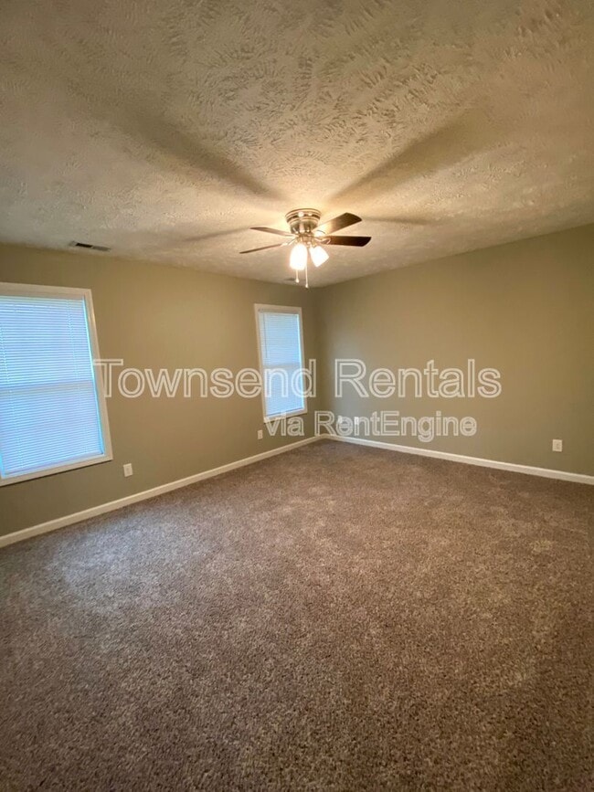 Building Photo - 3013 Rosemeade Dr