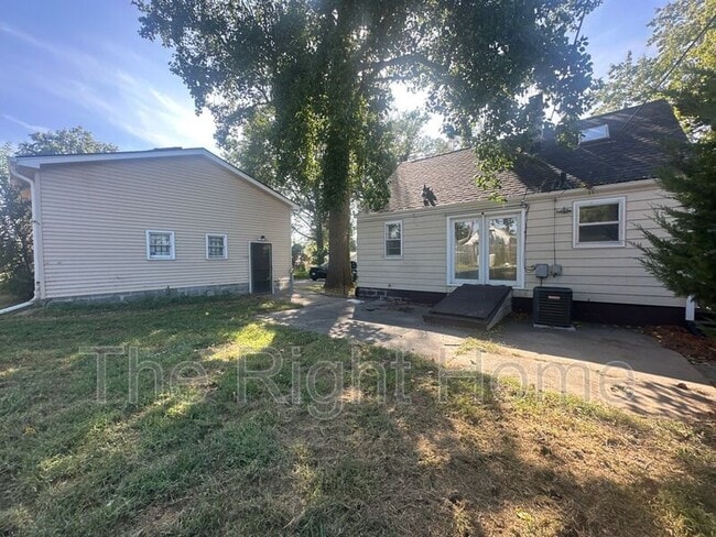 Building Photo - 5417 S 49th St