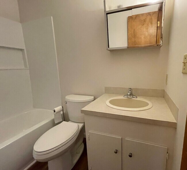 Building Photo - Freshly Renovated 1 bedroom convenient to 40, lovely wooded setting