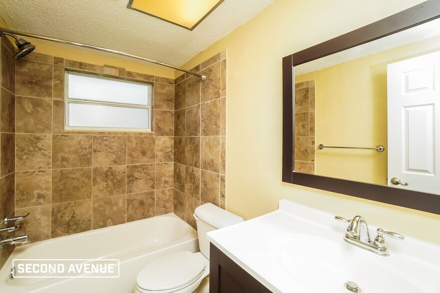 Building Photo - 11725 Meadow Dr