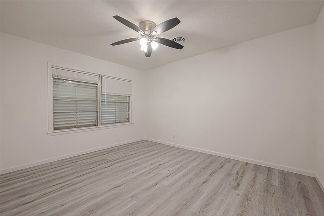 Building Photo - 715 W 9th St