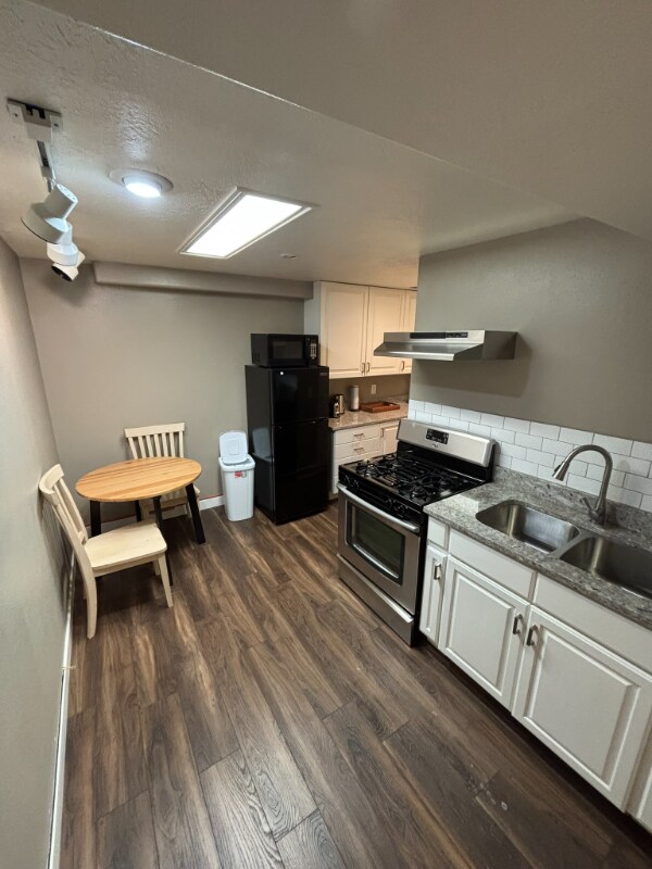 Building Photo - 553 Jade Park Ln
