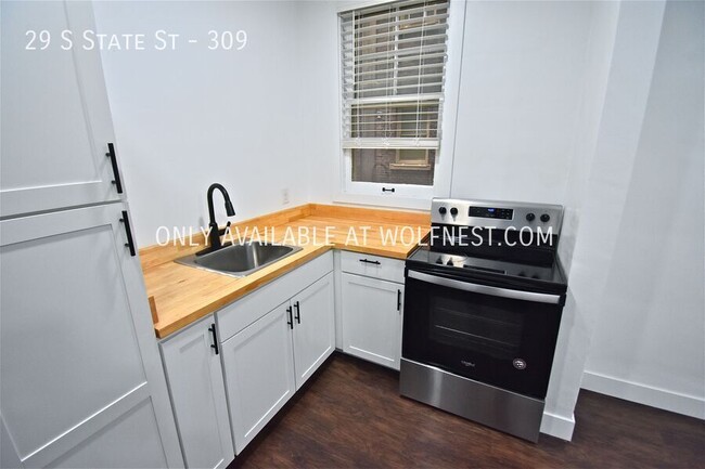 Building Photo - Remodeled Downtown Studio Condo! No Deposi...