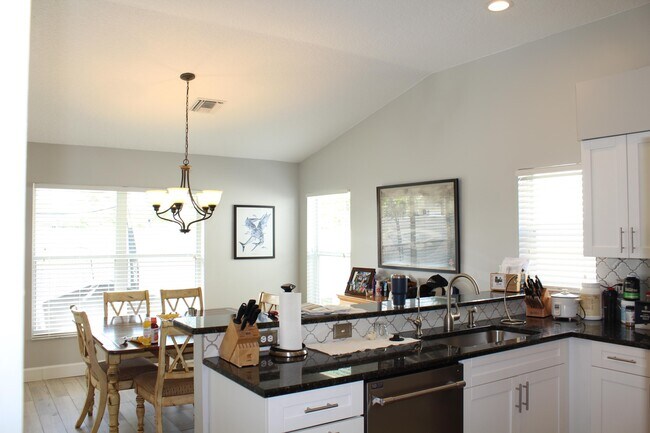 Building Photo - 12872 Meadowbend Dr