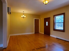 Building Photo - 1211 E Saveland Ave