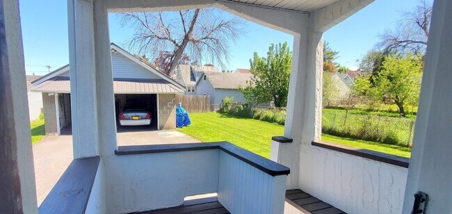 detachable garage access and lawn - 534 Kenwick Dr