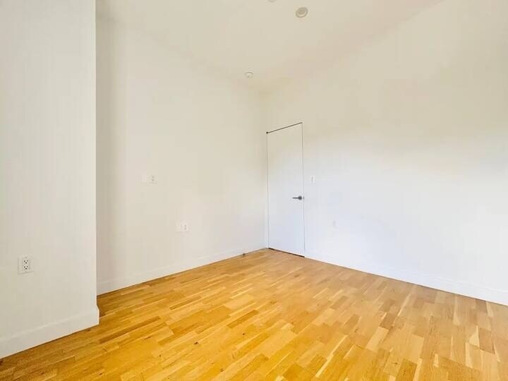 Building Photo - Furnished room/NOT APARTMENT